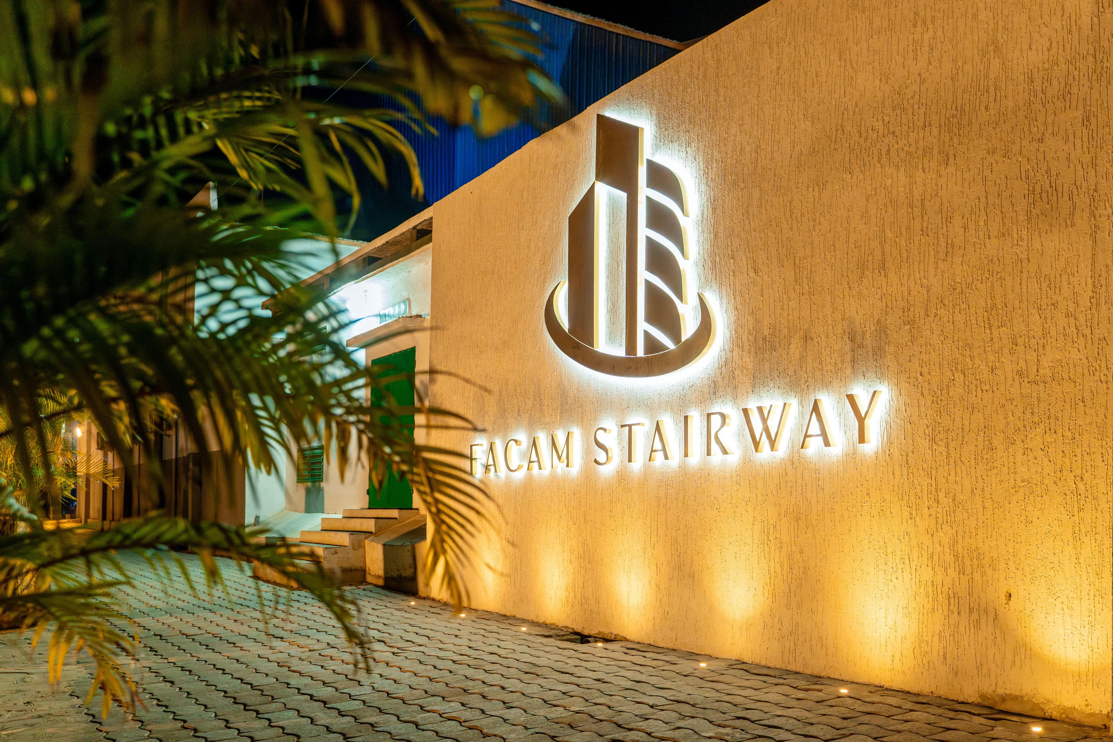 Siège FACAM STAIRWAY — façade illuminée de nuit